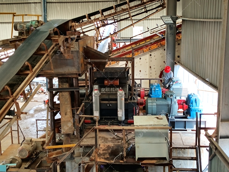 硅礦石對輥制砂機：180噸/時高效能，如何選擇實力廠家是關鍵